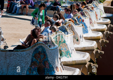 Des gens assis sur des bancs, le parc Guell, Barcelone, Catalogne, Espagne Banque D'Images