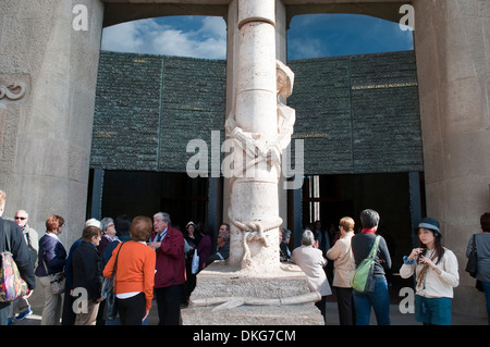 Les gens en face de la façade de la Passion, la Sagrada Familia, Barcelone, Catalogne, Espagne Banque D'Images