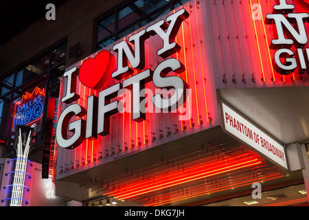 'Je Coeur NY Cadeaux' signe sur la 42e Rue Ouest, Times Square des lumières la nuit, NYC Banque D'Images