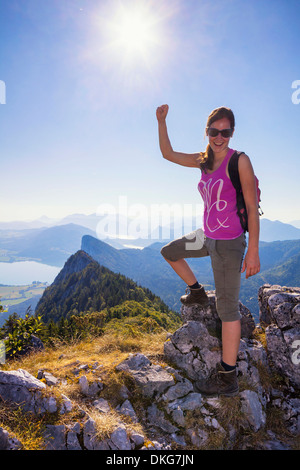 Jeune femme randonnée, Schober, Montagnes du Salzkammergut, Salzburger Land, Europe Banque D'Images