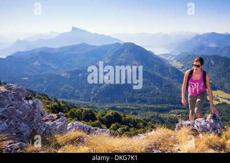 Jeune femme randonnée, Schober, Montagnes du Salzkammergut, Salzburger Land, Europe Banque D'Images