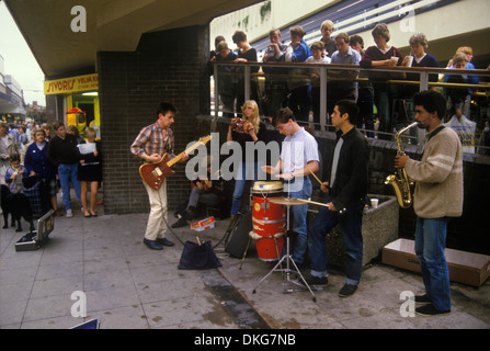 Adolescents années 1980 Royaume-Uni, groupe d'adolescents musicaux jouant du Jazz, bus dans le centre commercial Stockport Lancashire foule d'enfants locaux regardant. Angleterre. HOMER SYKES Banque D'Images