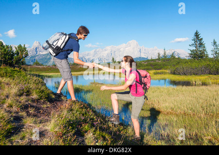 Jeune couple hiking, Bischofsmuetze und Gosaukamm, Salzburger Land, Dachstein, Autriche, Europe Banque D'Images