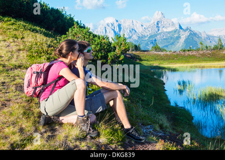 Jeune couple hiking, Bischofsmuetze und Gosaukamm, Salzburger Land, Dachstein, Autriche, Europe Banque D'Images