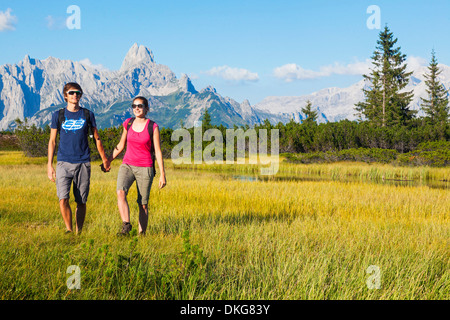 Jeune couple hiking, Bischofsmuetze und Gosaukamm, Salzburger Land, Dachstein, Autriche, Europe Banque D'Images