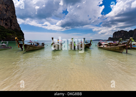 Bateaux Longtail, plage, à Railay, Thailande, Asie Banque D'Images