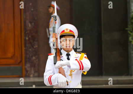 Changer de gardes en uniforme, le mausolée de Ho Chi Minh, Hanoi, Vietnam, Asie Banque D'Images