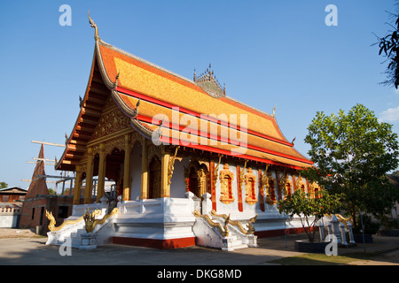 Toit du temple Vat Nong Sikhounmuang, Luang Prabang, Laos, Asie Banque D'Images