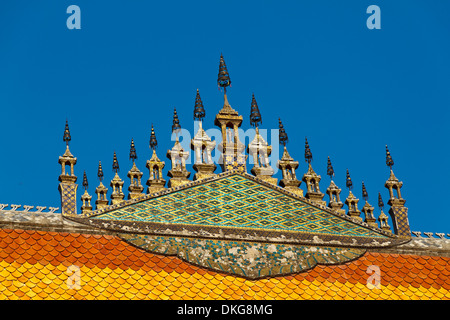 Toit du temple Vat Nong Sikhounmuang, Luang Prabang, Laos, Asie Banque D'Images