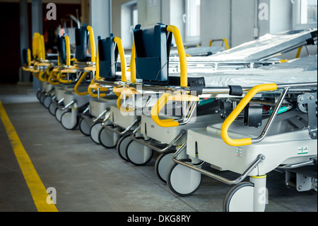 Rangée de lits vides in hospital corridor Banque D'Images
