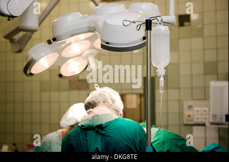 Équipe de chirurgiens de travailler en salle d'opération Banque D'Images