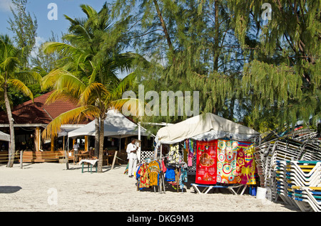 Market stall at beach, Jolly Beach, Antigua, Petites Antilles, dans les Caraïbes, l'Amérique Banque D'Images