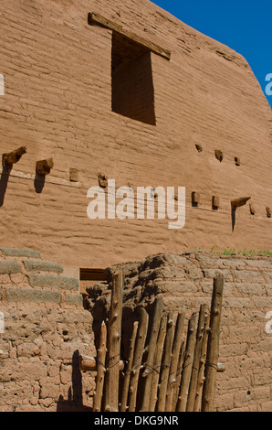 Des milliers de briques d'adobe créer les murs de la quatrième église catholique construite à une colonie le long de la rivière Pecos. Banque D'Images