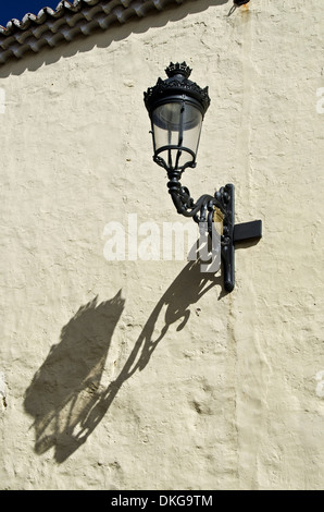 Lampe sur un mur extérieur, La Laguna, Tenerife, Espagne, Europe Banque D'Images