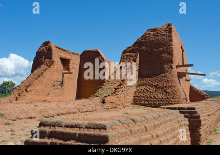 Des milliers de briques d'adobe créer les murs de la quatrième église catholique construite à une colonie le long de la rivière Pecos. Banque D'Images