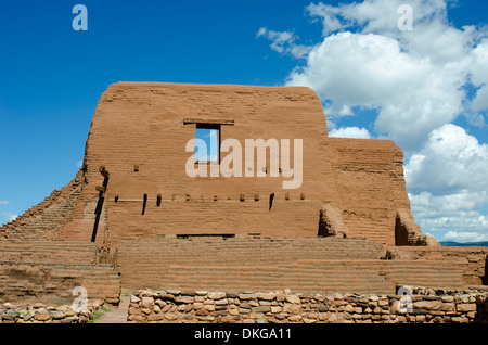 Des milliers de briques d'adobe créer les murs de la quatrième église catholique construite à une colonie le long de la rivière Pecos. Banque D'Images