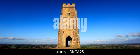 L'été, Glastonbury Tor, St Michael's Tower, Somerset Levels, comté de Somerset, England, UK Banque D'Images