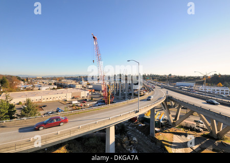 Freeway overpass avec chantier de construction routière, en dessous. Il y a du trafic sur l'autoroute. Banque D'Images