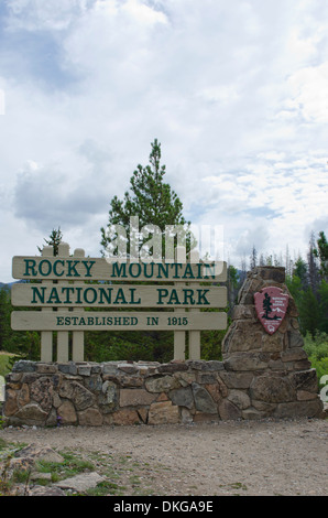 Le panneau annonçant l'entrée de Rocky Mountain National Park est situé sur le côté ouest du parc. Banque D'Images