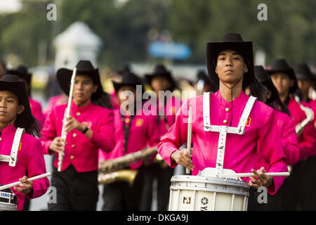 Bangkok, Thaïlande. 5 déc, 2013. Un high school marching band participe à une parade pour le Roi de Thaïlande. Les thaïlandais a observé le 86e anniversaire de Bhumibol Adulyadej, le Roi de Thaïlande, leur roi vénéré, jeudi. Ils ont tenu des services aux chandelles dans tout le pays. Les manifestations politiques qui ont frappé Bangkok étaient en attente pour la journée, bien que les manifestants n'organisent leurs propres manifestations de la maison de vacances. Des milliers de personnes ont assisté à la célébration de la journée sur Sanam Luang, le grand local à côté du Grand Palais à Bangkok. (Crédit Image : © Jack Kurtz/ZUMAPRES Banque D'Images