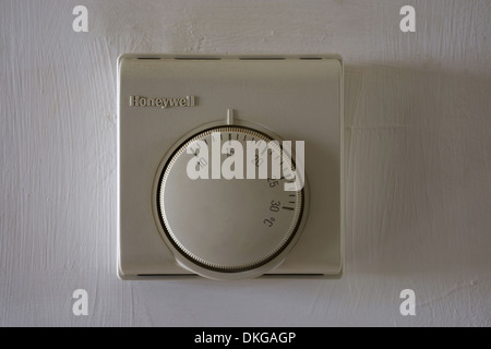 Honeywell thermostat de chauffage central fixé à 15 degrés Banque D'Images
