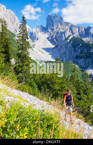 Randonnées en montagne femme Bischofsmuetze à l'état de Salzbourg, Autriche, Banque D'Images