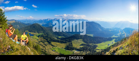 Jeune couple de la randonnée en montagne dans le groupe Osterhorn, Salzburg, Autriche Etat Banque D'Images