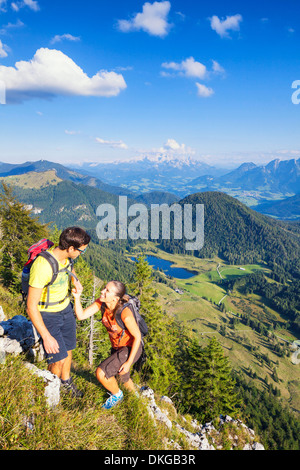 Jeune couple de la randonnée en montagne dans le groupe Osterhorn, Salzburg, Autriche Etat Banque D'Images