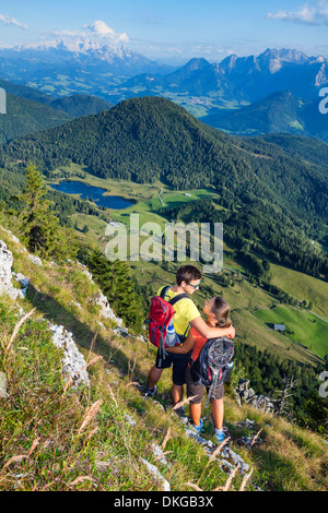 Jeune couple de la randonnée en montagne dans le groupe Osterhorn, Salzburg, Autriche Etat Banque D'Images