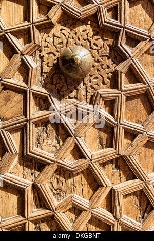 Porte en bois décoratif, le Mausolée de Pahlavan Mahmud, Ichan Kala, Khiva, Ouzbékistan Banque D'Images