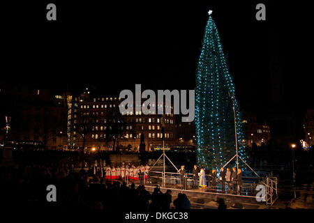 Londres, Royaume-Uni. 5 déc, 2013. L'arbre est allumé pendant la cérémonie d'éclairage de l'arbre de Noël d'Oslo à Trafalgar Square. Credit : Pete Maclaine/Alamy Live News Banque D'Images