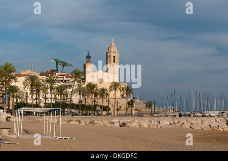 Plage et église de Sant Bartomeu i Santa Tecla, Sitges, Catalogne, Espagne Banque D'Images