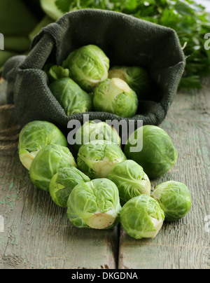Matières premières fraîches bio choux de bruxelles Banque D'Images