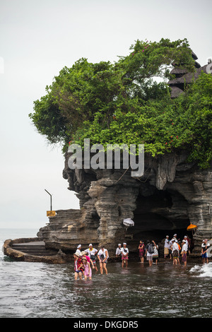 Les touristes de retour de le Temple Pura Tanah Lot sur Bali, Indonésie Banque D'Images