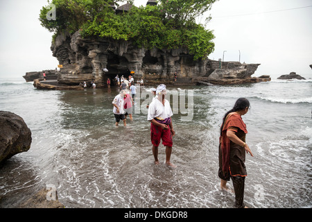 Les touristes de retour de le Temple Pura Tanah Lot sur Bali, Indonésie Banque D'Images