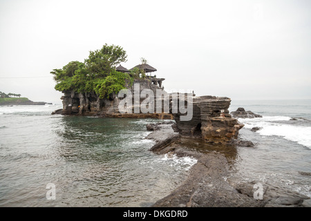 Vue sur le Temple Pura Tanah Lot, Bali, Indonésie Banque D'Images