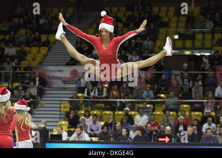 Gdynia, Pologne 5e, décembre 2013 Intermarché Panier Tasse . Asseco Gdynia v Anwil Wloclawek jeu à Gdynia Arena sports hall à Gdynia. Gdynia Cheerleaders habillée en père Articles effectue pendant la mi-temps. Credit : Michal Fludra/Alamy Live News Banque D'Images