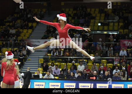 Gdynia, Pologne 5e, décembre 2013 Intermarché Panier Tasse . Asseco Gdynia v Anwil Wloclawek jeu à Gdynia Arena sports hall à Gdynia. Gdynia Cheerleaders habillée en père Articles effectue pendant la mi-temps. Credit : Michal Fludra/Alamy Live News Banque D'Images