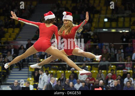 Gdynia, Pologne 5e, décembre 2013 Intermarché Panier Tasse . Asseco Gdynia v Anwil Wloclawek jeu à Gdynia Arena sports hall à Gdynia. Gdynia Cheerleaders habillée en père Articles effectue pendant la mi-temps. Credit : Michal Fludra/Alamy Live News Banque D'Images
