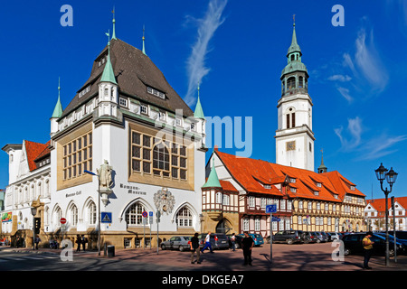 Bomann-Museum, Stadtkirche Saint Marien et old town hall, Schlossplatz, Celle, Basse-Saxe, Allemagne, Europe Banque D'Images