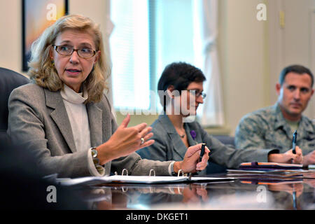 Vice-secrétaire par intérim de la Défense Christine H. Fox participe à une réunion de hauts responsables du Pentagone, puisqu'elle commence sa première journée de travail le 5 décembre 2013 à Arlington, VA. Fox a été nommé par le président Barack Obama pour prendre temporairement la place de sous-secrétaire de la Défense Ashton B. Carter qui a démissionné de son poste. Banque D'Images