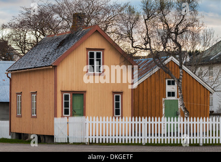 Village Norvégien encore rue avec maisons en bois Banque D'Images