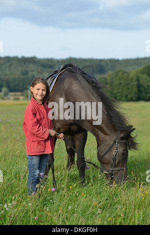 Girl avec un Haflinger arabe sur un pré Banque D'Images