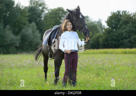 Girl avec un Haflinger arabe sur un pré Banque D'Images