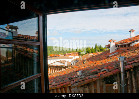 Vue depuis une fenêtre ouverte. Candelario, province de Salamanque, Castille Leon, Espagne. Banque D'Images