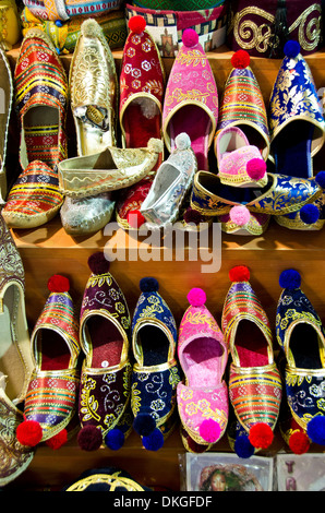 Chaussures traditionnelles au Grand Bazar à Istanbul, Turquie Banque D'Images