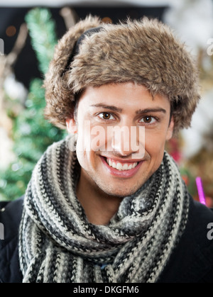 Beau Jeune homme au magasin de Noël Banque D'Images