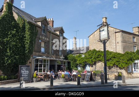 Le pub et restaurant Swan dans village de Broadway, Worcestershire, Angleterre, RU Banque D'Images