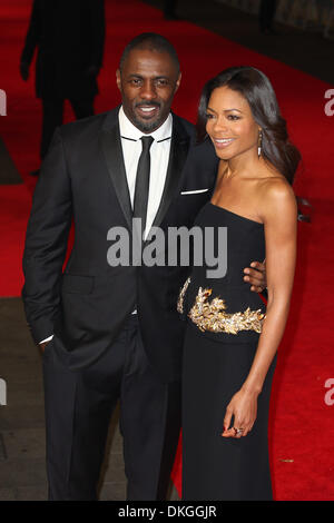 Londres, Royaume-Uni. 5 déc, 2013. Idris Elba qui joue de Nelson Mandela et Naomie Harris qui joue Winnie Mandela, assister à la Royal Film Performance de 'Mandela : longue marche vers la liberté" tenue à l'Odeon Leicester Square, sur le dan Nelson Mandela est mort. 05/12/2013 , , Londres, Royaume-Uni Crédit : Mario Mitsis / Alamy Live News Banque D'Images