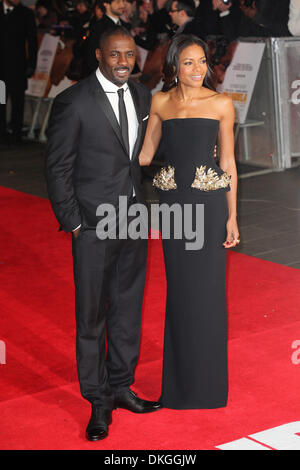 Londres, Royaume-Uni. 5 déc, 2013. Idris Elba qui joue de Nelson Mandela et Naomie Harris qui joue Winnie Mandela, assister à la Royal Film Performance de 'Mandela : longue marche vers la liberté" tenue à l'Odeon Leicester Square, sur le dan Nelson Mandela est mort. 05/12/2013 , , Londres, Royaume-Uni Crédit : Mario Mitsis / Alamy Live News Banque D'Images